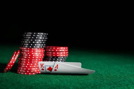 Il poker online nella versione Texas Hold’em torna protagonista grazie alla modalità torneo